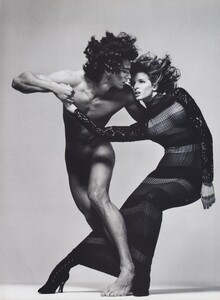 Avedon_Versace_Fall_Winter_1993_94_06.thumb.jpg.7a9e2849096d3278af15f98623dcad87.jpg