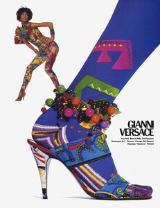 Penn_Versace_Spring_Summer_1991_04.thumb.jpg.2d45555ed2e3a18871359a62d3bef066.jpg