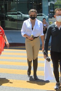 chrissy-teigen-street-style-los-angeles-07-20-2021-4.jpg