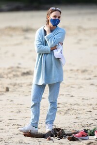 natalie-portman-out-at-parsley-bay-beach-in-sydney-07-08-2021-4.jpg