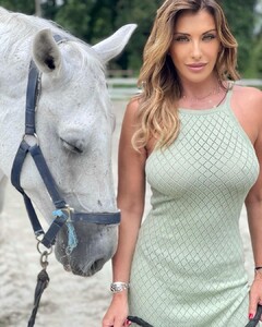 sabrinasalernofficial_213024095_1213127412506580_7777245283117565973_n.jpg