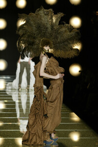 1104384740_ChristianDior2002HauteCouture136.thumb.jpg.b62190a302f7375ea766085588b1cfd8.jpg