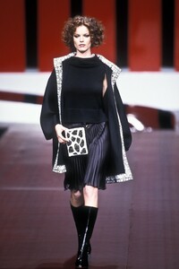 1109642230_Valentino1999WomenRTW26.thumb.jpg.65dc2533f816ed986e22f7a4c4552d93.jpg