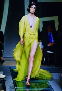 1175483989_Atelier-Versace-Fall-2000(12).thumb.jpg.b3e131e20cc7e9c1b7190457b8a4de3f.jpg