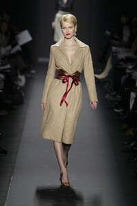 1204070872_CarolinaHerrera2003WomenRTW42.thumb.jpg.9211eff4b552271cef690b94f6f7c196.jpg