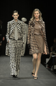 1208781814_Moschino2001WomenRTW7.thumb.jpg.8d06d5c3c2ed0ab5efa681bd6de79f06.jpg
