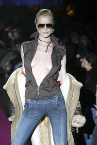 1234376071_Dsquared22003WomenRTW8.thumb.jpg.c9a1ead28ddcc3203a38730b6d25d9fd.jpg