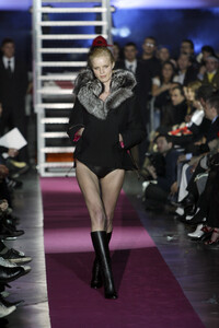 1240673601_Dsquared22003WomenRTW84.thumb.jpg.21cc5fe3efc71a79fc22a88e1e80493d.jpg