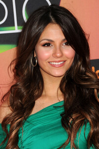 126517284_victoria-justice-kids-choice-awards-01.jpg