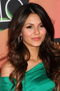 126517289_victoria-justice-kids-choice-awards-02.jpg