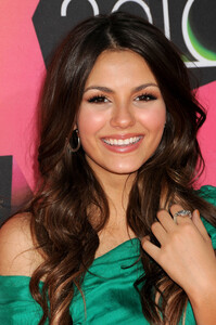 126517295_victoria-justice-kids-choice-awards-03.jpg