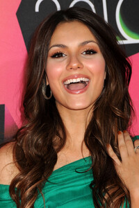126517299_victoria-justice-kids-choice-awards-04.jpg