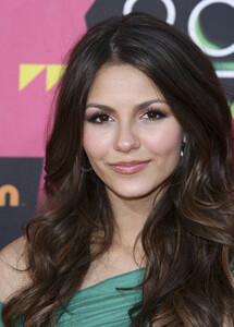 126517304_victoria-justice-kids-choice-awards-05.jpg