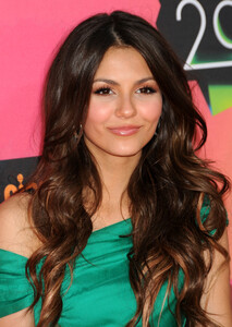 126517309_victoria-justice-kids-choice-awards-06.jpg