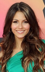 126517333_victoria-justice-kids-choice-awards-10.jpg