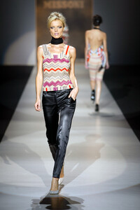 127854602_Missoni2003WomenRTW5.thumb.jpg.2ba1923711999474403cf2f41a058139.jpg