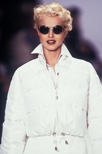Gianfranco Ferre 1995 Women RTW 54.jpg