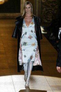 1333032741_RobertoCavalli2002WomenRTW1.thumb.jpg.666a48c03dec4c1e0e4231d499a7aff0.jpg