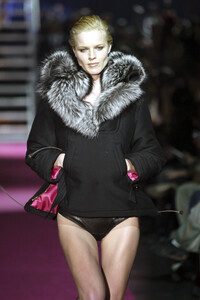 1502241340_Dsquared22003WomenRTW85.thumb.jpg.5d6dc19a67291ffd4926f07442547506.jpg