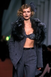 1503594642_SoniaRykiel1998WomenRTW43.thumb.jpg.6538645a8975dfcac7bc63fb2ff2aaf8.jpg