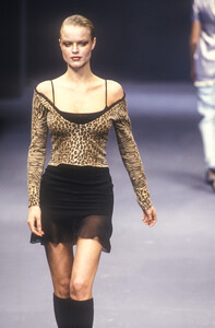 1508230003_Blumarine1997WomenRTW15.thumb.jpg.bdc09633dc7d0bc24d97ed699577399d.jpg
