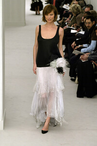 1599073741_Chanel2004HauteCouture266.thumb.jpg.61103e14faa373ad76173354aa25dfad.jpg