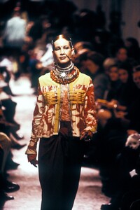 1626668097_JeanPaulGaultier1994WomenRTW5.thumb.jpg.4efe410107e4ad77be3d3025e2726796.jpg