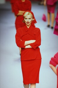 164859270_chanel-fw-1995(3).thumb.jpg.52673bb5f9678adba9bd8a9d54495114.jpg