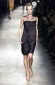 1650471992_Lanvin2003WomenRTW136.thumb.jpg.3a54a2de97b12ea453e9e39e9c94a92c.jpg