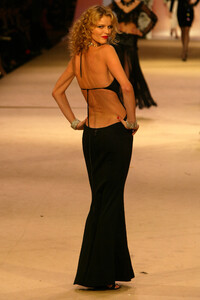 1652002440_YvesSaintLaurent2002HauteCouture105.thumb.jpg.a2e03c434b01ef1214fd47843333327a.jpg