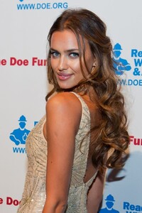 1680715945_IrinaShayk97654245679740full-irina-shayk.thumb.jpg.8a4ecad3cdb197bee019b7aa7b901762.jpg