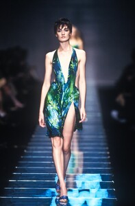 1688247061_Versace2000WomenRTW64.thumb.jpg.171ec5379ce04b8024da0aaabb888a35.jpg