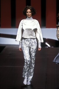 1743061732_Valentino1999WomenRTW94.thumb.jpg.340120edf66d8d03d6bce943ef044a1d.jpg