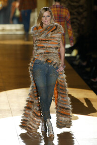 1752101490_RobertoCavalli2002WomenRTW8.thumb.jpg.b933bbe9f2f63c5f682143d68f1ca8b8.jpg