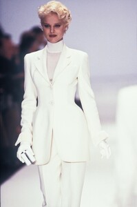 Gianfranco Ferre 1995 Women RTW 59.jpg