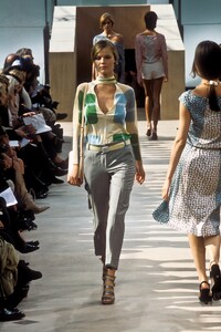 1810624124_louis-vuitton-ss2000(14).thumb.jpg.29a43f7b6d4aab472bcdb783aa299339.jpg