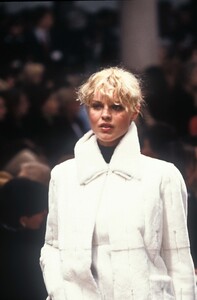 1908313336_Fendi1996WomenRTW100.thumb.jpg.1ed6fbb56b7d51cda017628a3f61a29b.jpg