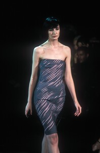 195300700_Versace1999WomenRTW12.thumb.jpg.7fc79b6a8ea94161ef6fc0f7afe46511.jpg