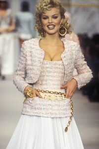 2084644300_Chanel1993WomenRTW39.jpg