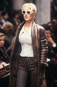 441665151_Fendi1996WomenRTW54.thumb.jpg.c29d0844193ad16264519a328a98c69a.jpg