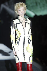 498615821_RobertoCavalli2003WomenRTW18.thumb.jpg.ec6f469c35bcdcb5e2ae087f1269d4c6.jpg