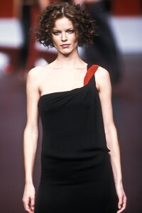 53043956_Valentino1999WomenRTW134.thumb.jpg.d638d6ef270dab08b93c357084df6d14.jpg
