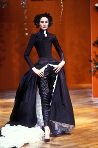 570354161_Givenchy1999HauteCouture7.thumb.jpg.6dcbed39ab487f0c6cd72ef2b169f245.jpg