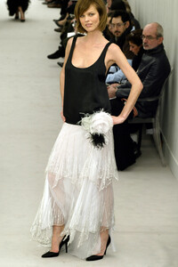635329579_Chanel2004HauteCouture267.thumb.jpg.c808c3a707cd0b6e8c11ba55b1fe964d.jpg