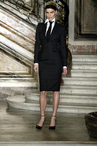 644553904_Givenchy2003HauteCouture40.thumb.jpg.4903891615875b3410866aaa27ac7d87.jpg