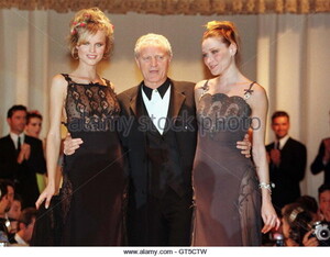 1997 05 07 santo-versace-president-of-versace-spa-is-flanked-by-super-top-models-gt5ctw.jpg