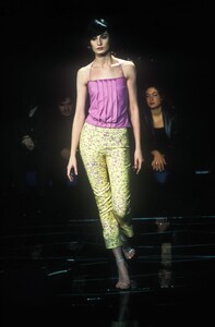 731721259_Versace1999WomenRTW110.thumb.jpg.71e1c4e8b5d88cd3942c4f532cc845a7.jpg