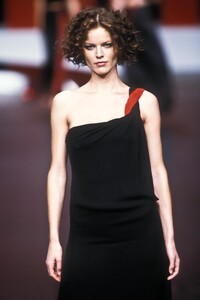 748034178_Valentino1999WomenRTW133.thumb.jpg.81f52b3d8f2449aee44691def016b886.jpg