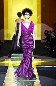 752543594_GianniVersace2001HauteCouture132.thumb.jpg.abefad383de7c42d9bb4856fa57d15d4.jpg