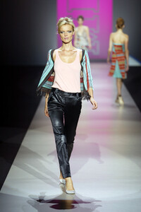 855601330_Missoni2003WomenRTW35.thumb.jpg.a2ca7a80c91b963577d73809647568ac.jpg